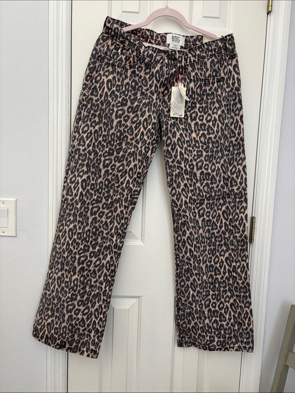 BDG Leopard-Print Wide Leg Boyfriend Kayla Jean. Urban Outfitters. SIZE 27W. NEW - Picture 2 of 9